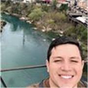 Abogado investigador, con pasión para la historia política, global y con perspectiva internacional. También dominó el inglés
