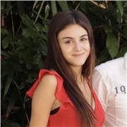 Profesora de euskera imparte clases a niños de primaria y secundaria