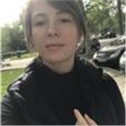 Profesora de inglés imparte clases particulares a los niños de varias edades