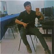 Docente de materias múltiples facilitando aprendizaje en alumnos