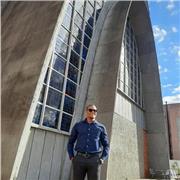 Licenciado en español y lenguas extranjeras que da clases a alumnos mayores de 6 años de edad