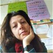 Insegnante aiuto nei compiti a ragazzi di scuola primaria e secondaria