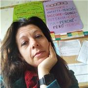 Sono una docente impartisce lezioni a bambini della primaria