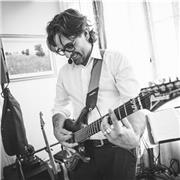 Lezioni di chitarra acustica ed elettrica per allievi di qualsiasi eta'.Da zero fino a livello medio-alto!