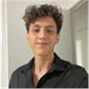 Escritor y profesor de literatura y de guiones audiovisuales, titulado en Comunicación audiovisual.

