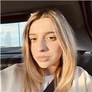 Persona recién graduada y joven, con excelentes notas.