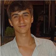 Profesor joven con energía muy cercano y perfecto para estudiantes de primaria y ESO