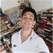 Experto en cración y analisis literario, diseño de guión, y estrategias narrativas.