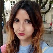 Docente di materie umanistiche impartisce lezioni per studenti del liceo e studenti universitari