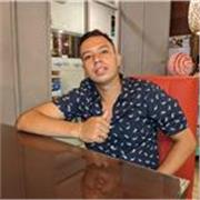 profesor de informática imparte clases de niños de todas la edades