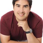 Profesor de inglés y matemáticas imparte clases a niños de primaria