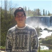 Profesor de música, con especialización en piano, y disponible para ir en apoyo del estudiante que busca iniciarse en la música