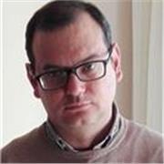 Profesor con experiencia en desarrollo de software imparte clases de lenguaje Pascal para futuros ingenieros.