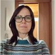 Diplomata al liceo linguistico europeo.Ragazza serie e madrelingua