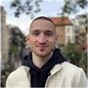 Professeur d'anglais certifié et polyglotte avec 5 ans d'expérience et une grande passion pour l'éducation et les langues.