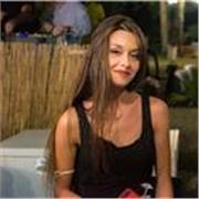 studentessa universitaria di economia, diplomata in economia finanza e marketing impartisce lezioni a studenti delle scuole superiori