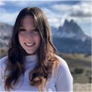 Studentessa di scienze dell’educazione impartisce lezioni online per studenti delle medie e superiori