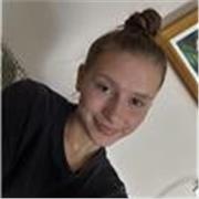 Sono una ragazza che frequenta il liceo linguistico , sono al terzo anno e adoro le lingue , a ciò è dovuta la mia scelta delle scuole superiori