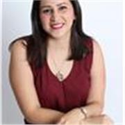 Profesora de español enseña el idioma a personas de todas las edades