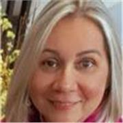 professora com experiencia em moda, terapias integrativas e organização de casa