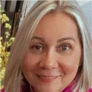 professora com experiencia em moda, terapias integrativas e organização de casa