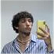 studente universitario impartisce lezioni a ragazzini tra elementari e medie