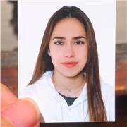 Estudiante de magisterio imparte clases para niños de primaria
