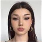 Je suis une jeune femme passionnée d’anglais, je donne des cours en ligne collège-lycée et j’ai passé avec succès mon Cambridge 
