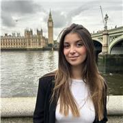 Soy universitaria y estudio una carrera de cuatro lenguas. Puedo dar clases a alumnos de infantil hasta bachillerato.