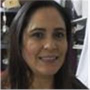 Profesora de inglés imparte clases a niños y jóvenes