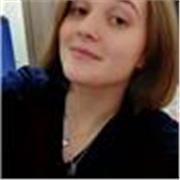 Giovane tutor con certificazione d'inglese C1 aiuta persone di tutte le età a migliorare con la lingua