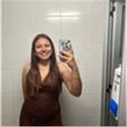 Profesora de nivel inicial dicta clases a todas las materias de nivel primario