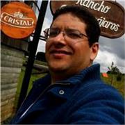 Profesor de música dicta clases de arpa latinoamericana