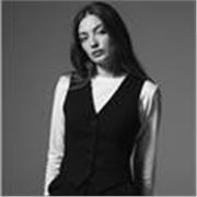 Se stai cercando un supporto per migliorare nel disegno o nel Fashion design, sarò felice di aiutarti 🌟