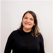 Experta en redes sociales. Enseño estrategia de contenido, marketing, viralización y memes para conectar al público con una marca.