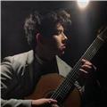 Guitarrista clásico y popular, con formación en conservatorio
