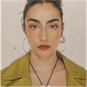 Profesora (estudiante de un grado en Biotecnología) imparte clases de física, matemáticas, química y biología