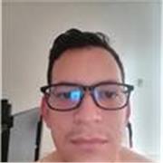 Estudiante universitario imparte clases a estudiantes de primaria y bachiller