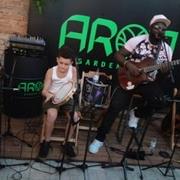 Professor menor de idade com especialização em aulas on-line de percussão para crianças e adolescentes