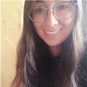 Tutora de química imparte clases a niños y adolescentes