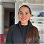 comprometida con la educación en salud, que trabaja con niños para enseñarles, de manera dinámica y comprensible, cómo actuar