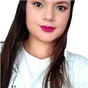 estudiante de apoyo escolar, asesorándolos en materias diferentes de primaria