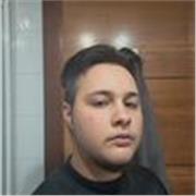 Hablante semi natuvo dispuesto a ayudar a jovenes y niños