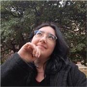 Trabajadora juvenil con experiencia en ayudar a tareas escolares y actividades artisticas