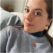 Matrona apasionada por la educación capaz de ensañar biología a niños y jóvenes.