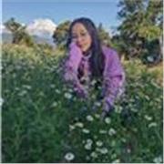 Profesora de danzas, da clases de baile a niños, momento de óseo y diversión