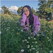 Profesora de danzas, da clases de baile a niños, momento de óseo y diversión