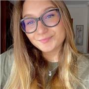 Me considero una persona cercana, paciente, responsable y muy implicada en todo lo que hago. Me encanta trabajar con niños y niñas