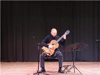 Docente di chitarra classica impartisce lezioni private