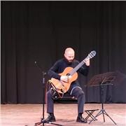 Docente di chitarra classica impartisce lezioni private